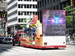 Miss Chinese Beauty Pageant appear at the 5th Asian Pacific Traditional Cultural Parade. Photo by Andy Yuen