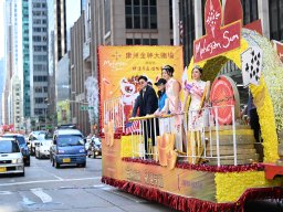 Miss Chinese Beauty Pageant appear at the 5th Asian Pacific Traditional Cultural Parade. Photo by Andy Yuen