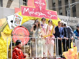 Miss Chinese Beauty Pageant appear at the 5th Asian Pacific Traditional Cultural Parade. Photo by Andy Yuen