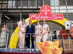 Miss Chinese Beauty Pageant appear at the 5th Asian Pacific Traditional Cultural Parade. Photo by Andy Yuen