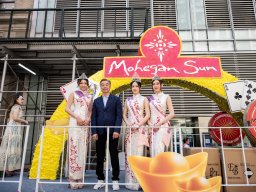 Miss Chinese Beauty Pageant appear at the 5th Asian Pacific Traditional Cultural Parade. Photo by Andy Yuen