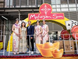 Miss Chinese Beauty Pageant appear at the 5th Asian Pacific Traditional Cultural Parade. Photo by Andy Yuen