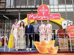Miss Chinese Beauty Pageant appear at the 5th Asian Pacific Traditional Cultural Parade. Photo by Andy Yuen