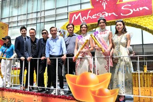 Miss Chinese Beauty Pageant appear at the 5th Asian Pacific Traditional Cultural Parade Photo by Andy Yuen